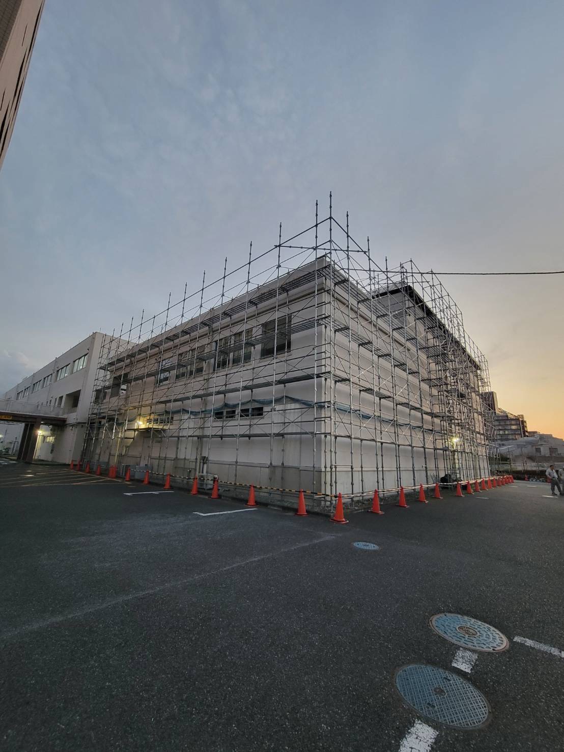 商業施設 仮設足場 組み立て中